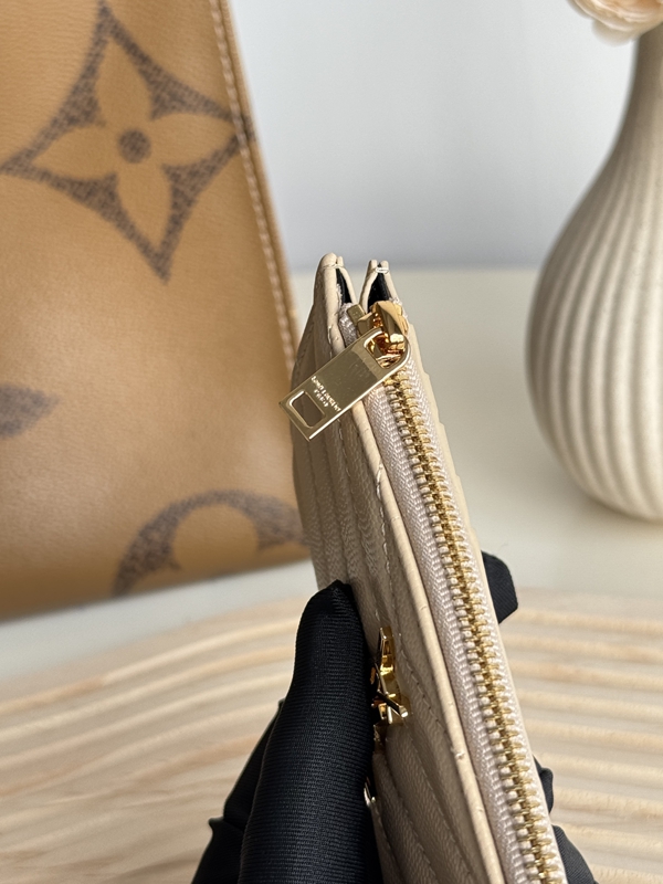 イヴサンローラン財布素材ディテール